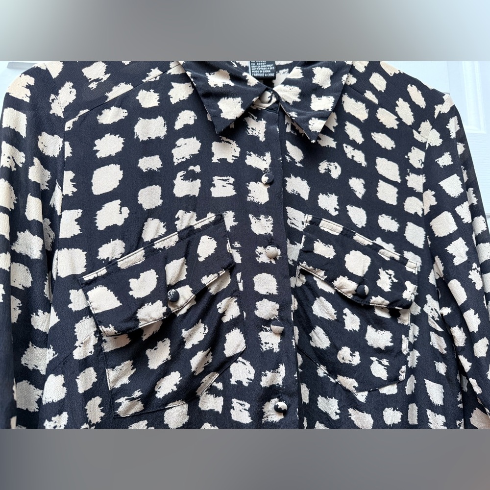 💯 Silk button down blouse - Picture 2 of 5